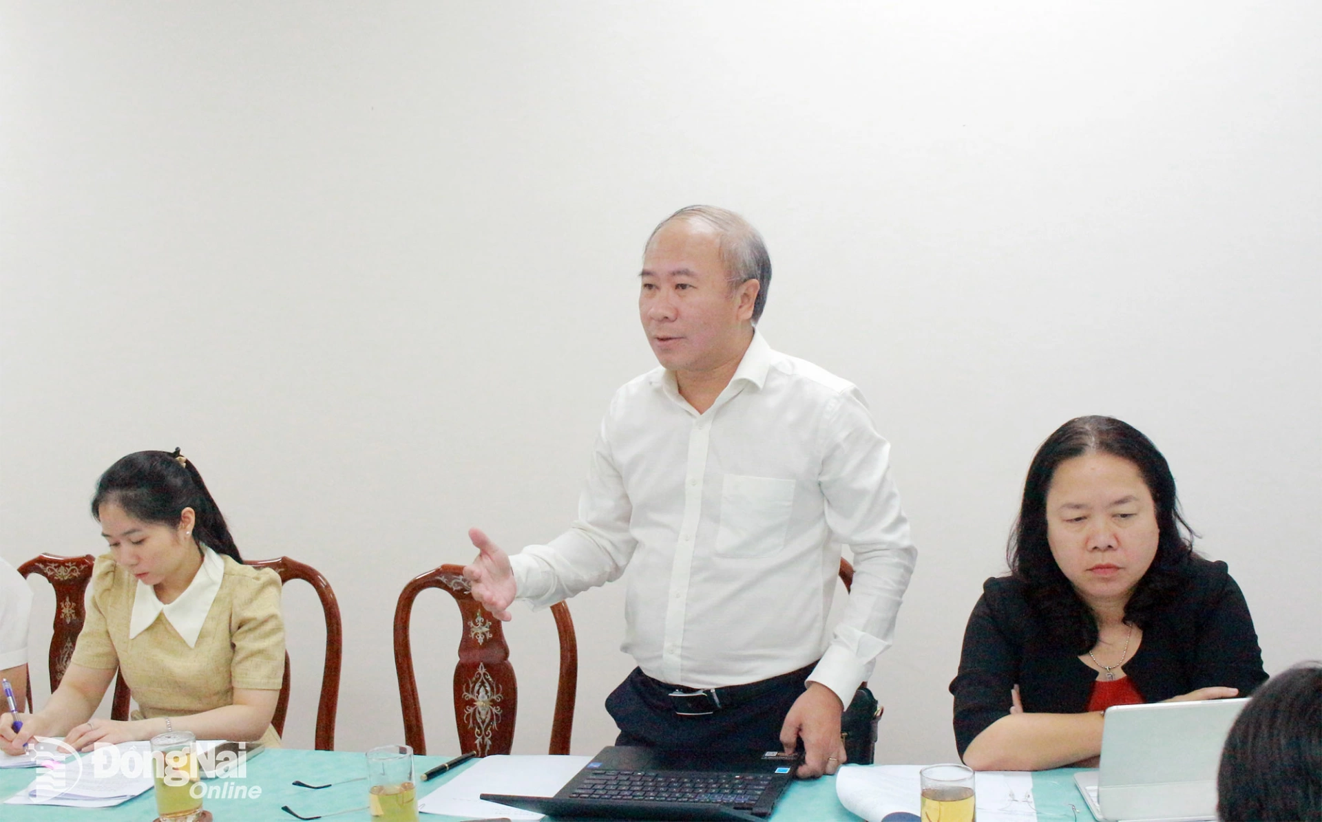 Representatives of provincial departments and agencies contribute opinions at the meeting. Photo: Thao My

