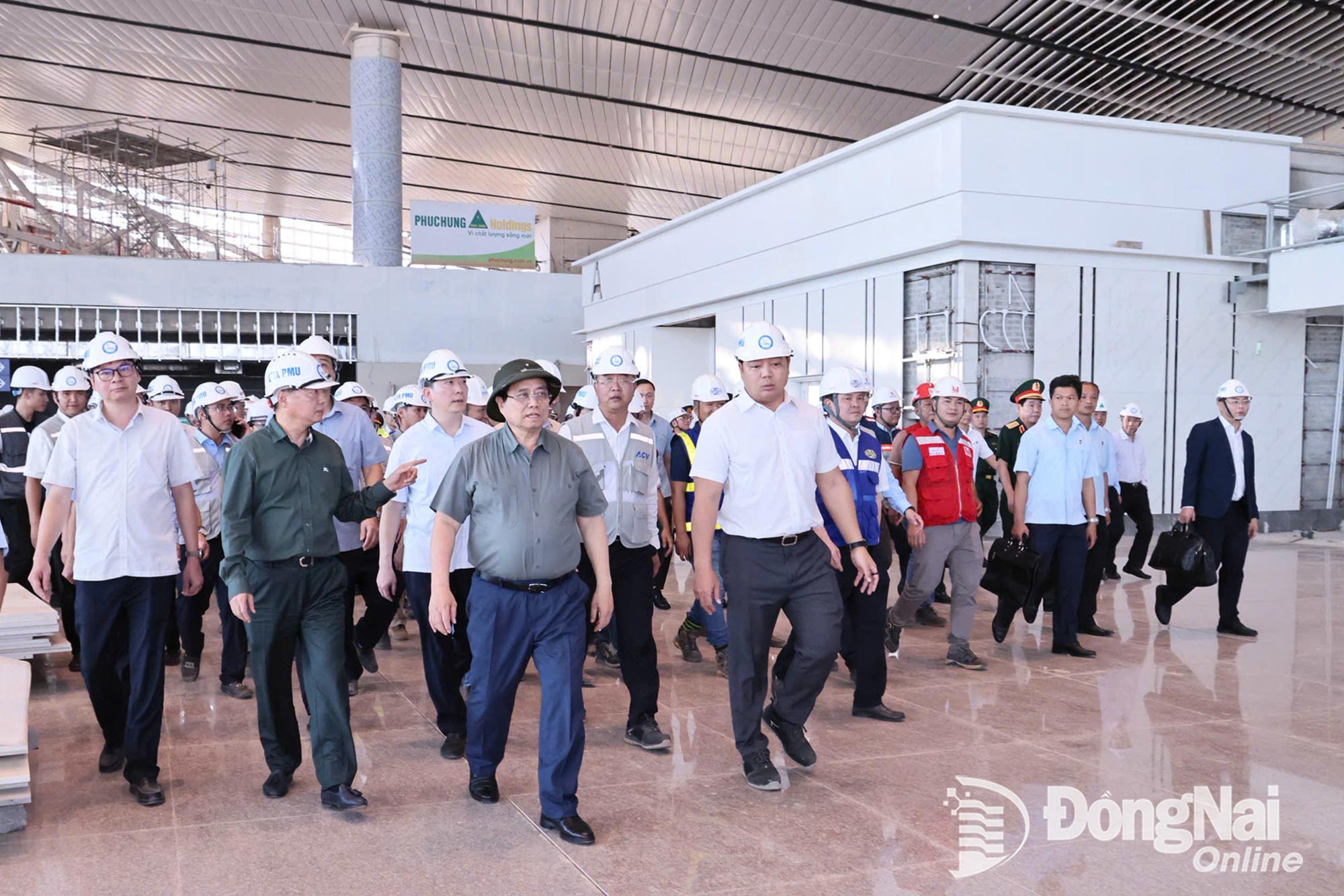 Prime Minister Pham Minh Chinh inspects the construction progress of the Long Thanh Airport passenger terminal. Photo: Cong Nghia

