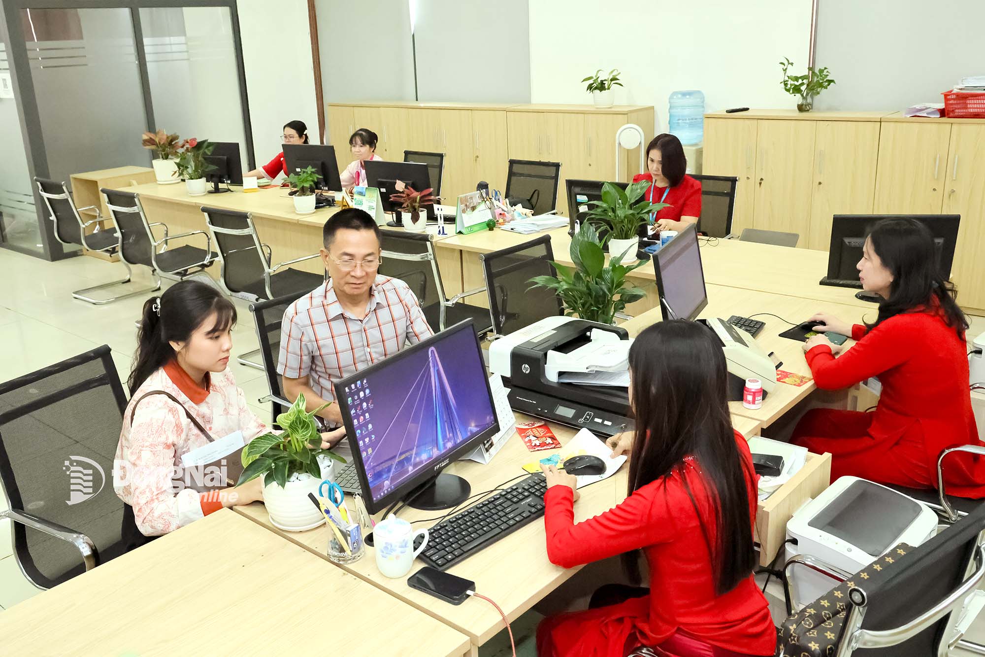 Cán bộ, công chức Trung tâm Phục vụ hành chính công tỉnh Đồng Nai tiếp nhận và giải quyết thủ tục hành chính cho người dân. Ảnh: Công Nghĩa