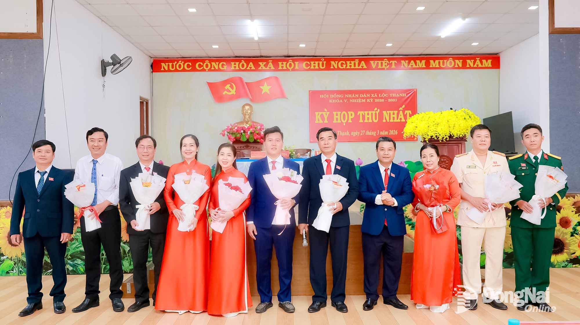 Các đại biểu trúng cử chức danh chủ chốt của HĐND xã Lộc Thạnh ra mắt tại kỳ họp. Ảnh: Thanh Tuyền