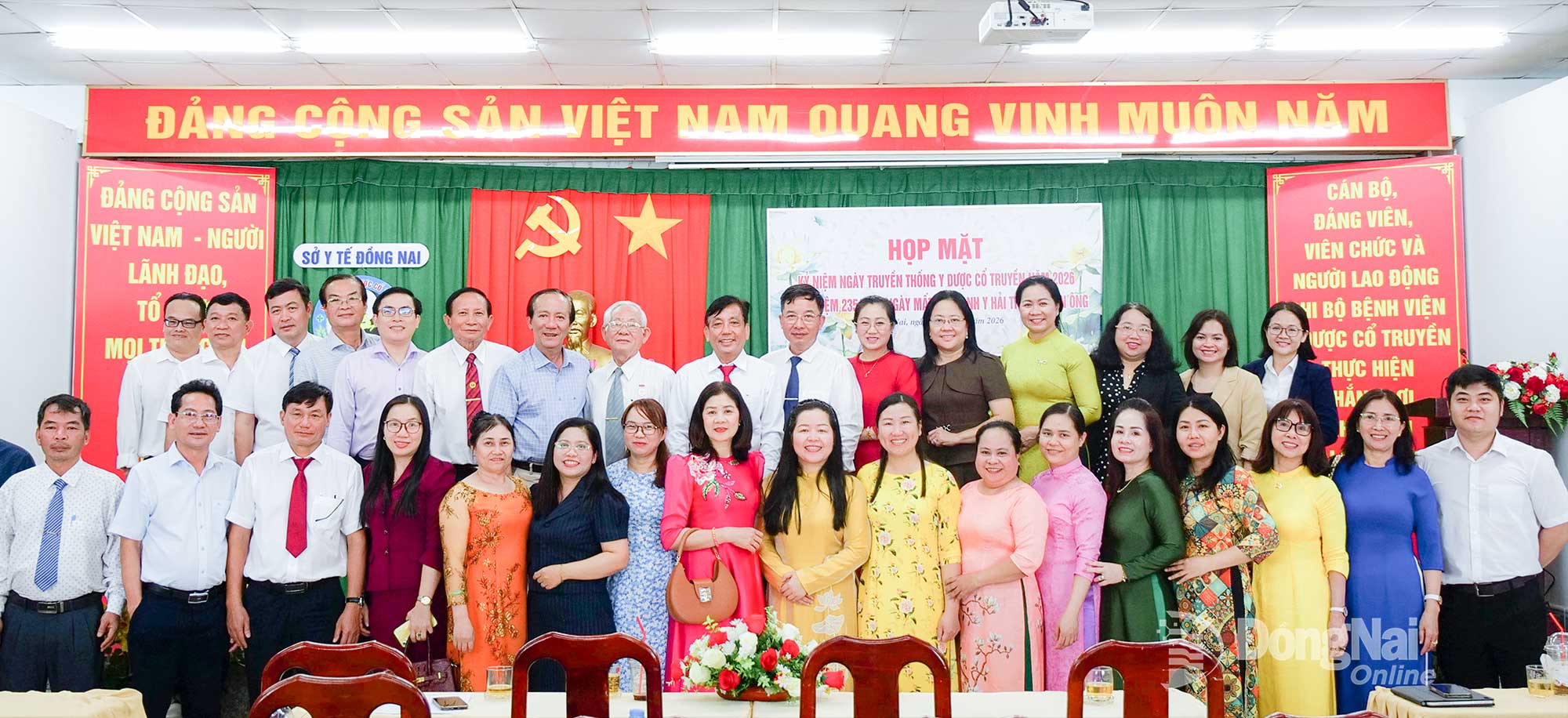 Delegates pose for a commemorative photo at the ceremony. Photo: Hanh Dung

