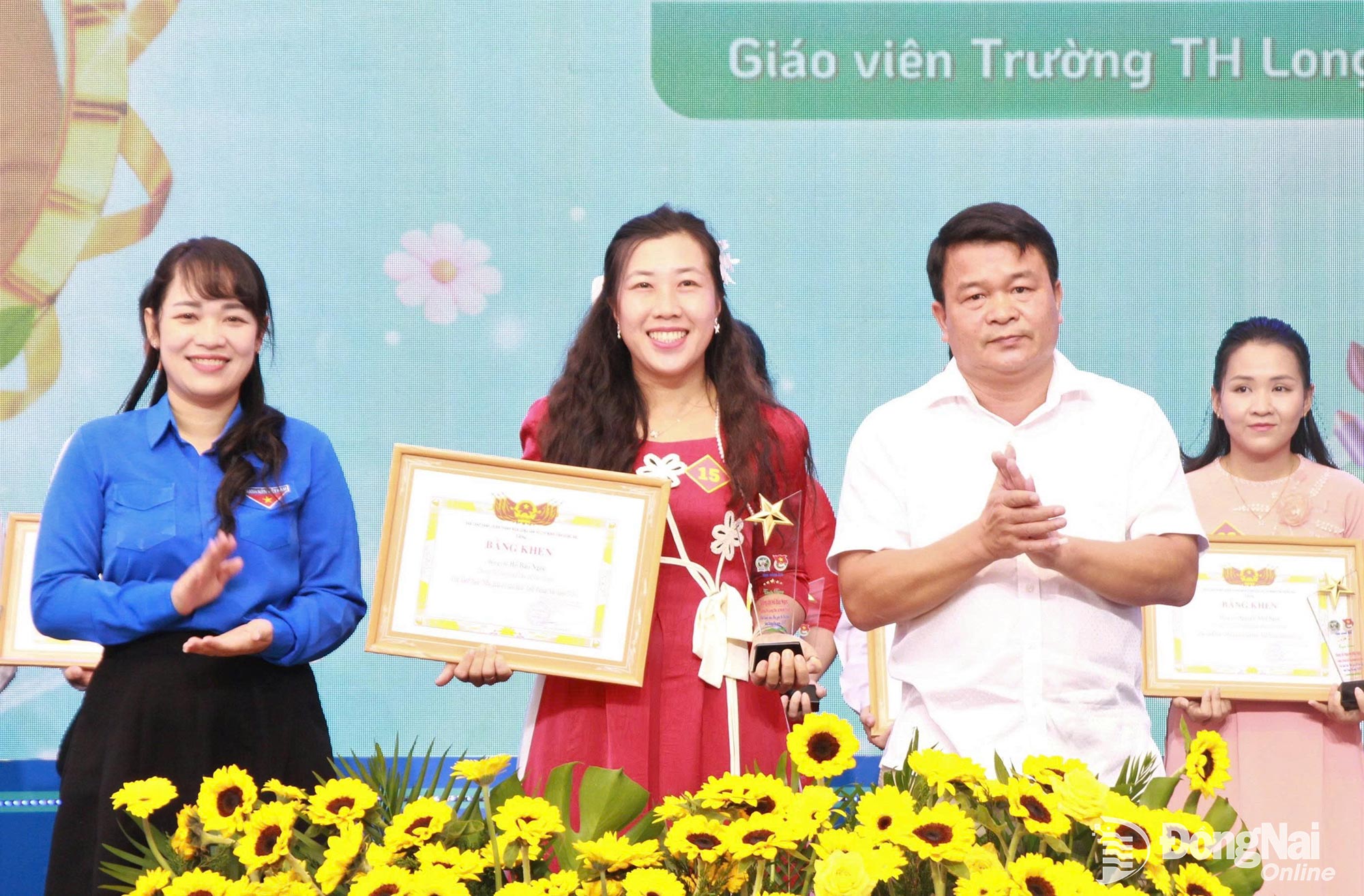 Teacher Ho Bao Ngoc, Secretary of the Youth Union Branch of Long Tan Primary School (Nhon Trach commune), is honored as an Outstanding Young Teacher in 2025. Photo: Nga Son