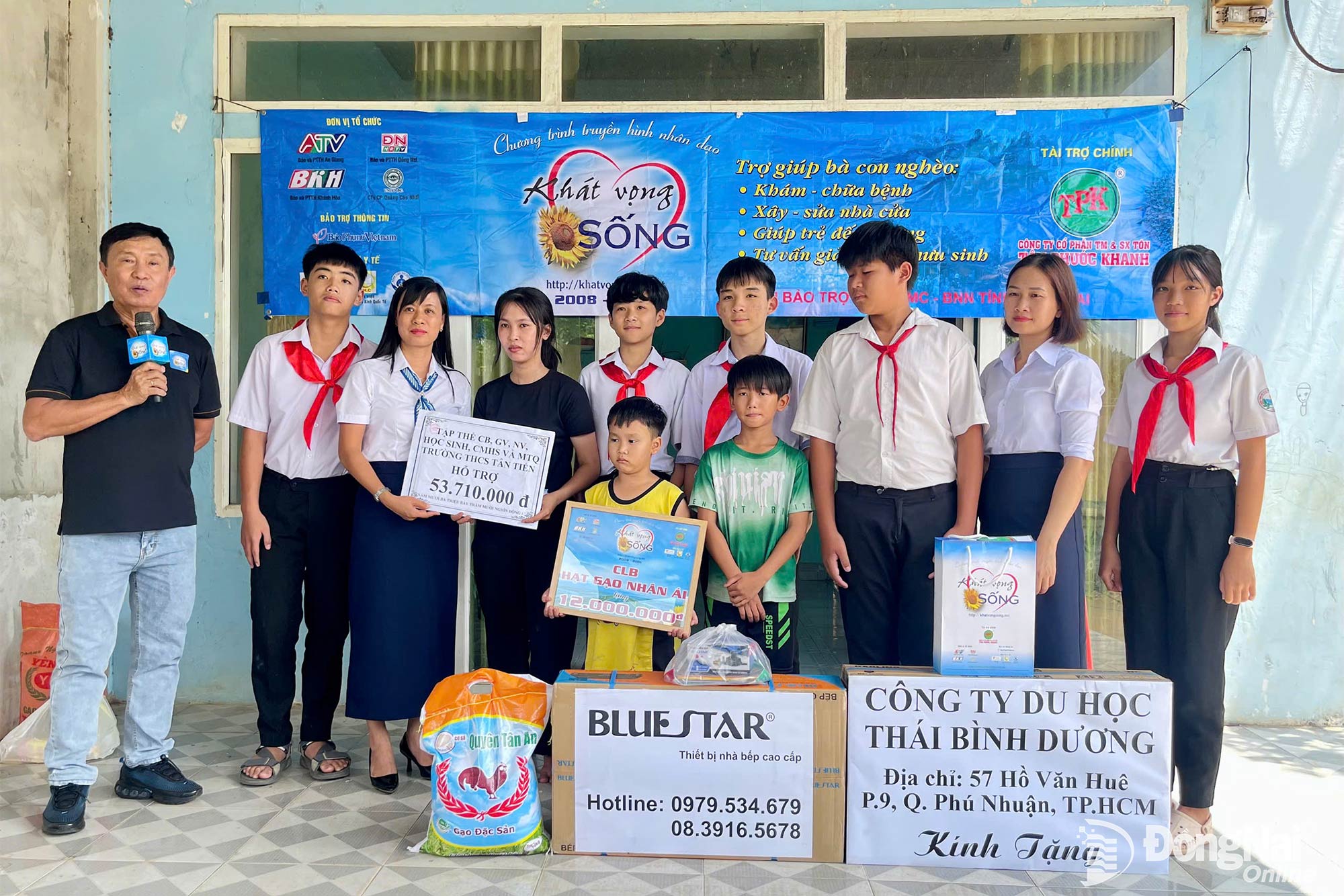 Tập thể sư phạm và học sinh Trường THCS Tân Tiến (xã Đồng Phú) chung tay quyên góp hơn 53 triệu đồng, tiếp sức cho các em nhỏ mồ côi được đến trường. Ảnh:Thu Hiền