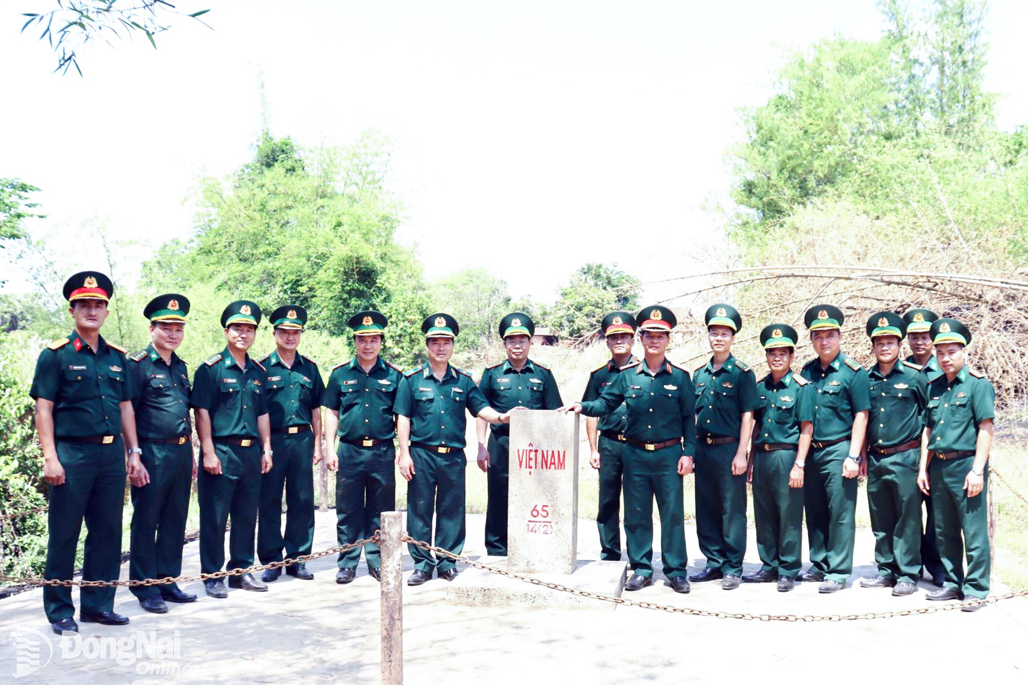 The delegation surveys the area of national border marker No. 65/14 (2) managed and protected by Bu Dop Border Guard Station. Photo: Nguyet Ha

