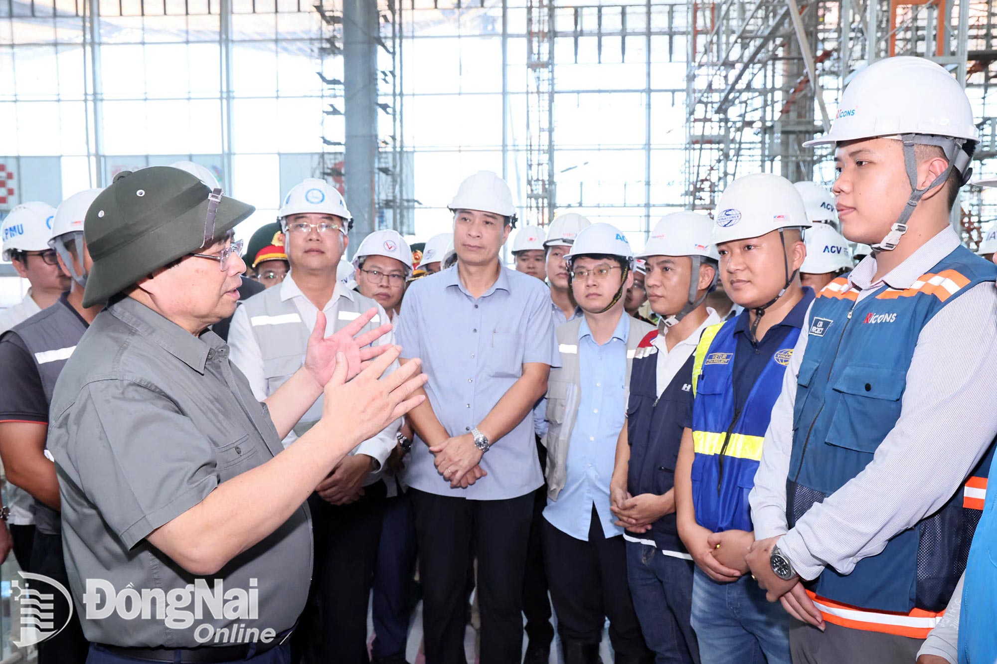 Prime Minister Pham Minh Chinh talks with officials, engineers, and workers involved in the construction of the Long Thanh Airport Project. Photo: Cong Nghia

