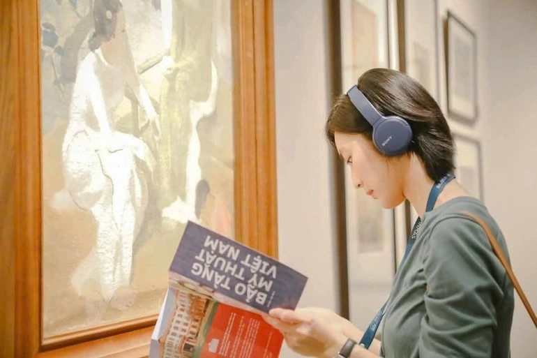Visitors experience the iMuseum VFA multimedia guide application at the Viet Nam Fine Arts Museum. (Photo: VNFAM)