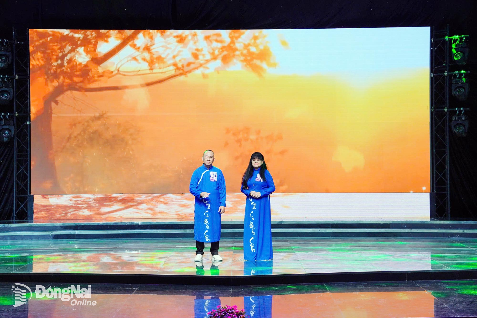 Nghệ sĩ Hạ Châu và Bình Chinh hòa giọng trong ca khúc “Gió đưa bông sậy”, mang đến không gian âm nhạc trữ tình đậm chất quê. Ảnh Xuân Phú