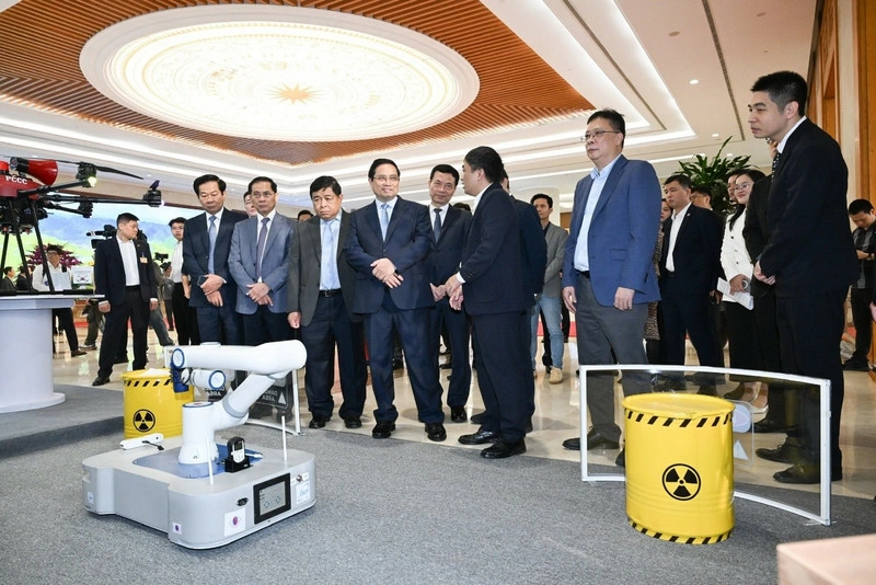 Dr Ngo Manh Tien introduces the robot to Prime Minister Pham Minh Chinh and other delegates at the Third National Forum on Digital Economy and Digital Society, held in Ha Noi in December 2025. (Photo: Viet Nam Academy of Science and Technology)