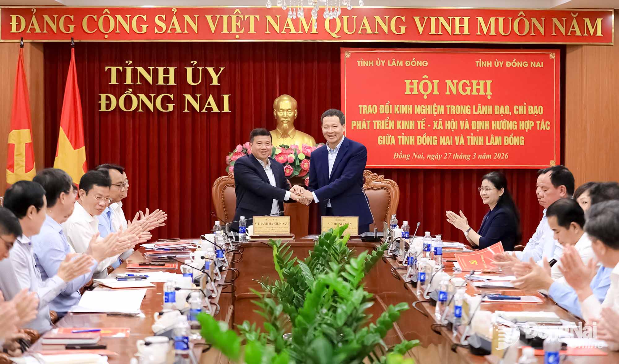 Vu Hong Van, Secretary of the Dong Nai PPC, and Y Thanh Ha Nie Kdam, Secretary of the Lam Dong PPC, shake hands, symbolizing renewed momentum to strengthen cooperation between the two provinces in the coming time. Photo: Cong Nghia