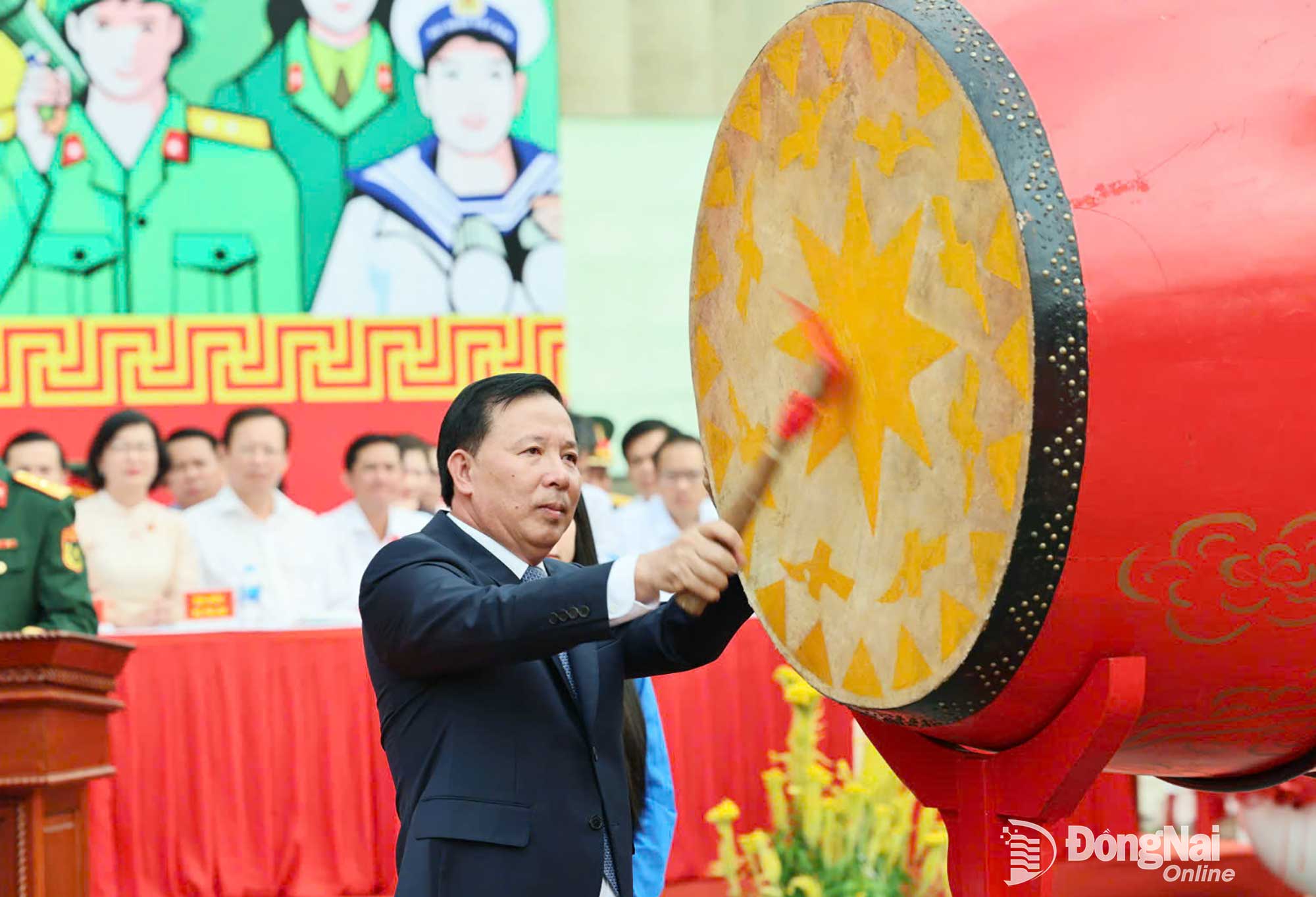 Nguyen Van Ut, Deputy Secretary of the PPC, Chairman of the Provincial Military Service Council, beats the ceremonial drum to begin the 2026 handover ceremony. Photo: Cong Nghia

