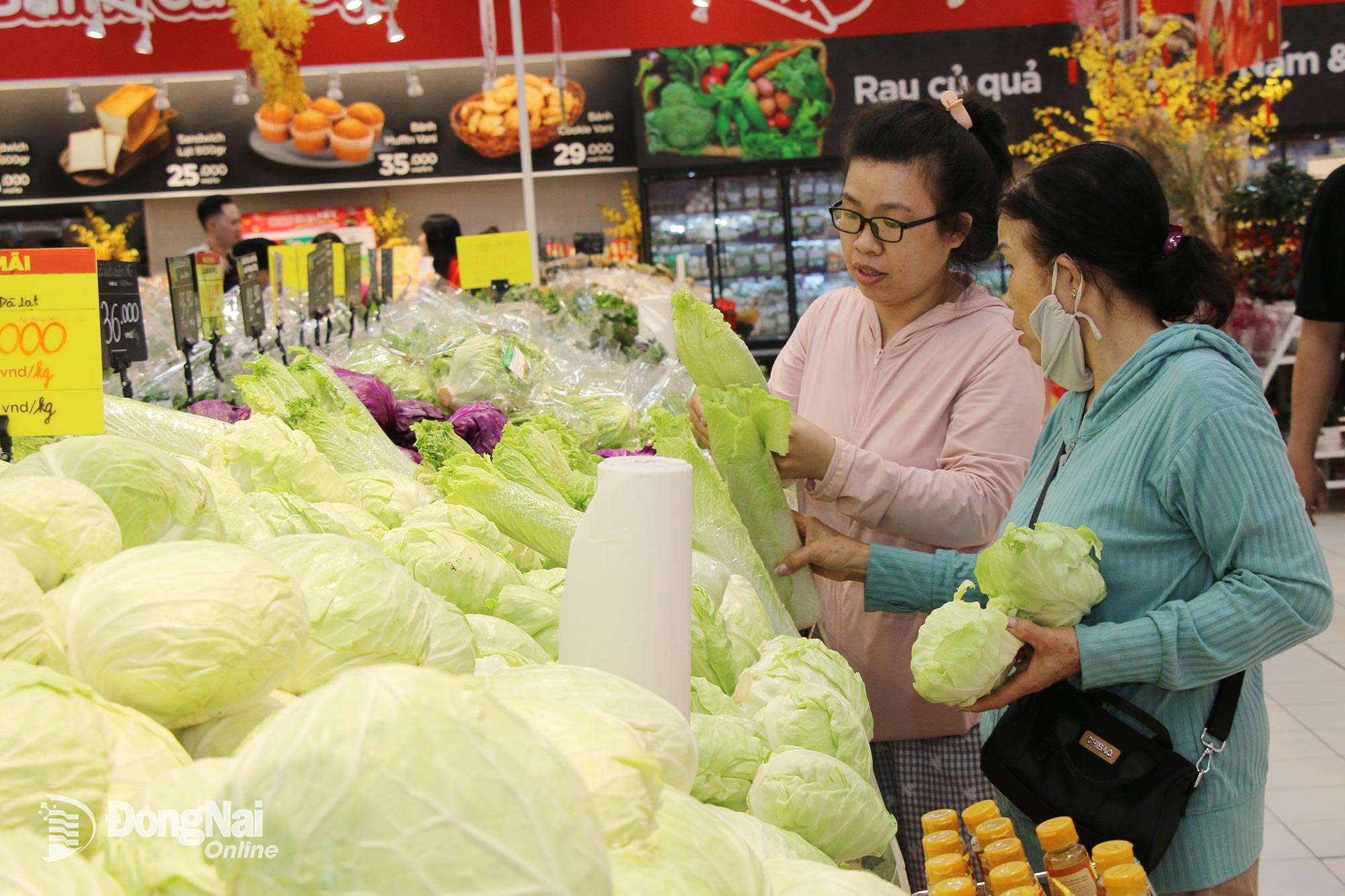 Người tiêu dùng chọn mua nông sản tại một siêu thị ở phường Long Hưng. Ảnh: Lam Phương