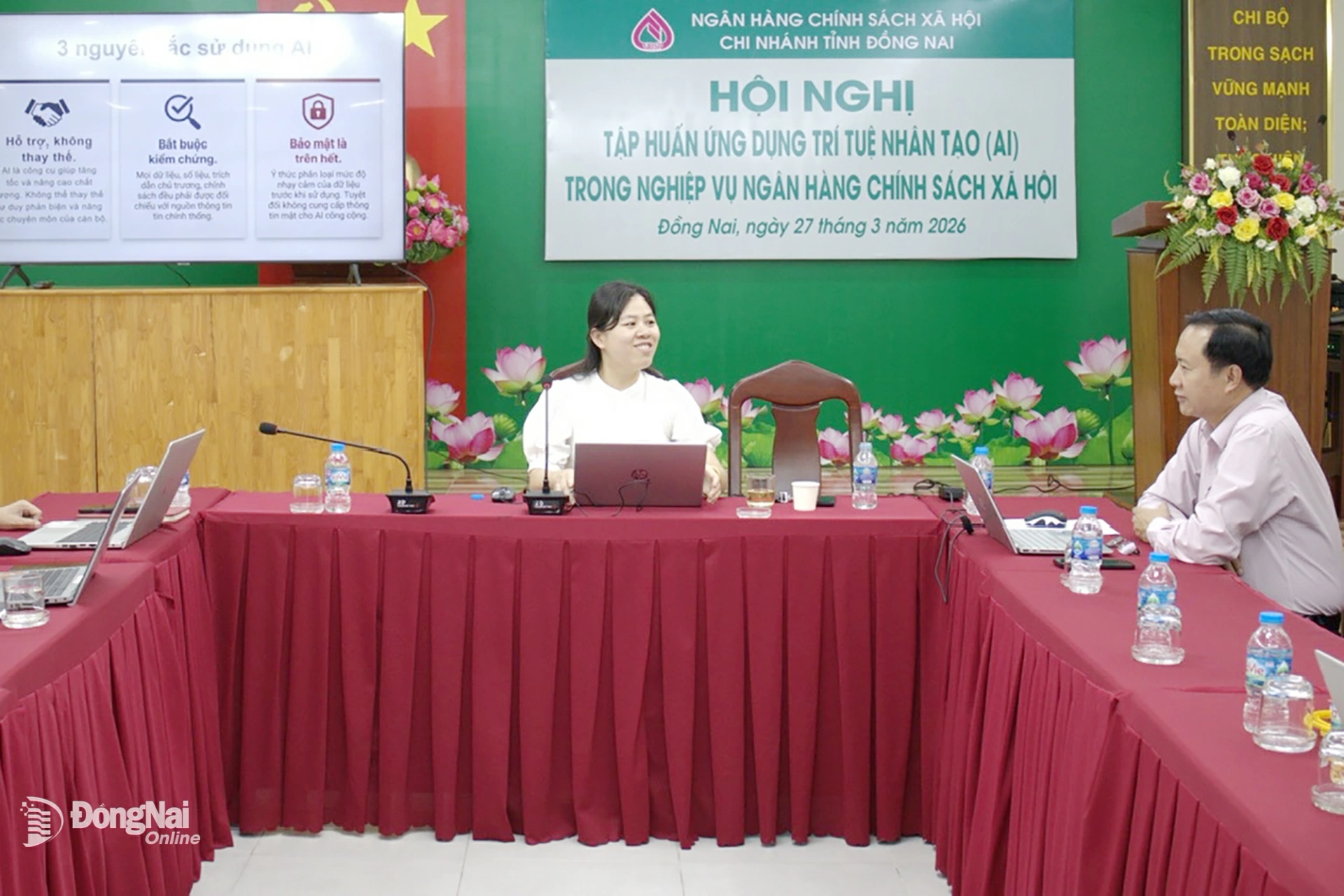 Giám đốc Ngân hàng CSXH chi nhánh tỉnh Đồng Nai Lê Bá Chuyên trao đổi với giảng viên tại buổi tập huấn ứng dụng trí tuệ nhân tạo. Ảnh: Viết Cường