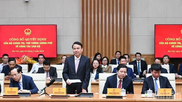 Phó Chủ nhiệm Thường trực Văn phòng Chính phủ Đặng Xuân Phong thay mặt các đồng chí được điều động, tiếp nhận và bổ nhiệm phát biểu cảm tưởng. (Ảnh: TRẦN HẢI)