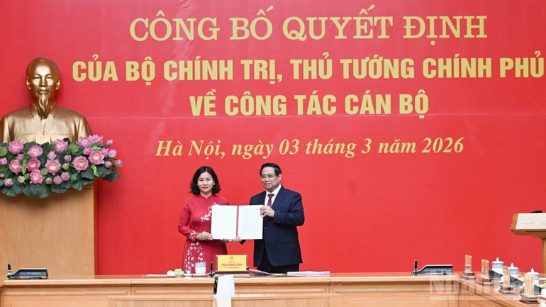 Bí thư Đảng ủy Chính phủ, Thủ tướng Chính phủ Phạm Minh Chính trao quyết định của Bộ Chính trị điều động, phân công, chỉ định đồng chí Nguyễn Thị Tuyến giữ chức Phó Bí thư Đảng ủy Chính phủ. (Ảnh: TRẦN HẢI)