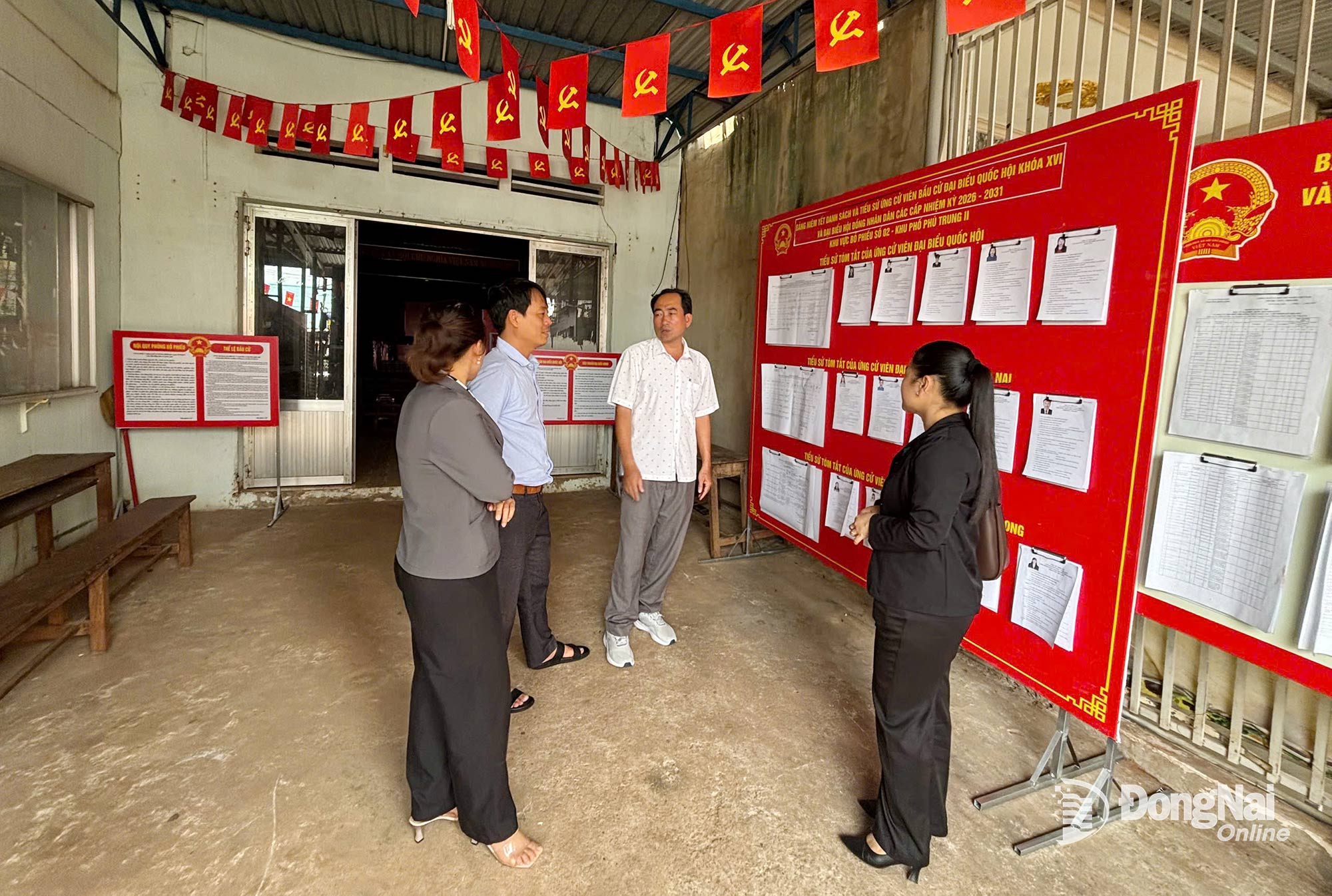 Đoàn kiểm tra công tác phòng, chống dịch bệnh tại điểm bầu cử trên địa bàn phường An Lộc. Ảnh: Xuân Hiệp