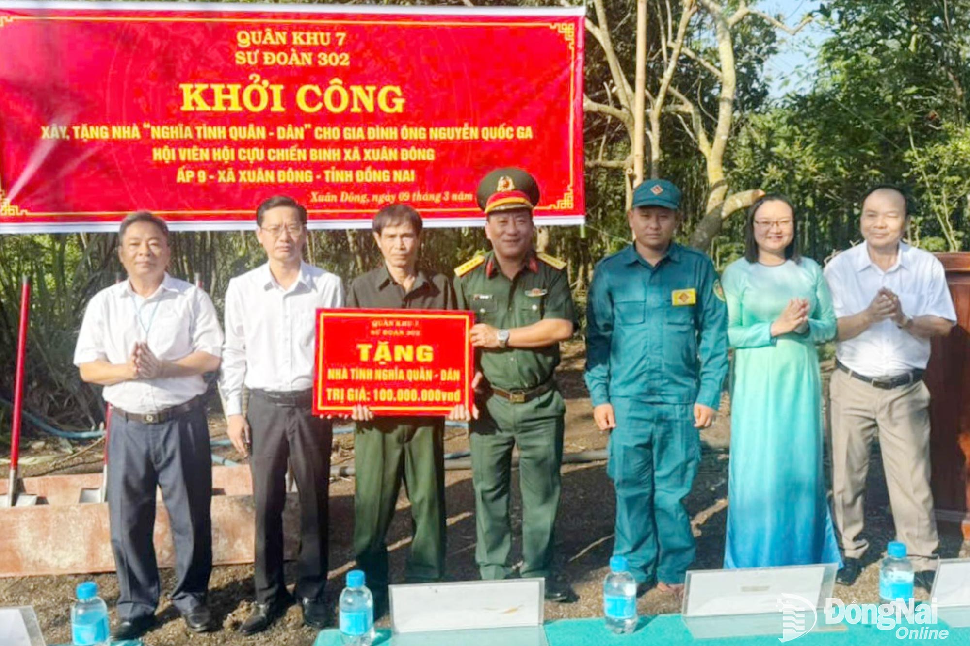 Đại diện đơn vị trao tiền xây dựng nhà. Ảnh: Thúy Hằng

