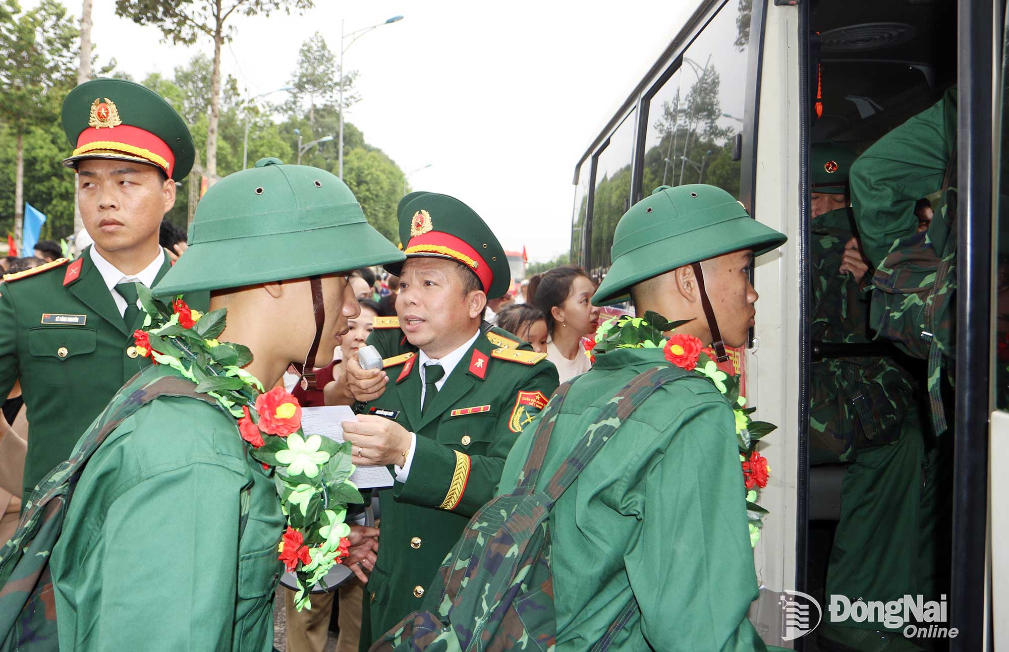 C&aacute;c t&acirc;n binh l&ecirc;n xe về đơn vị nhập ngũ. Ảnh: Văn Truy&ecirc;n