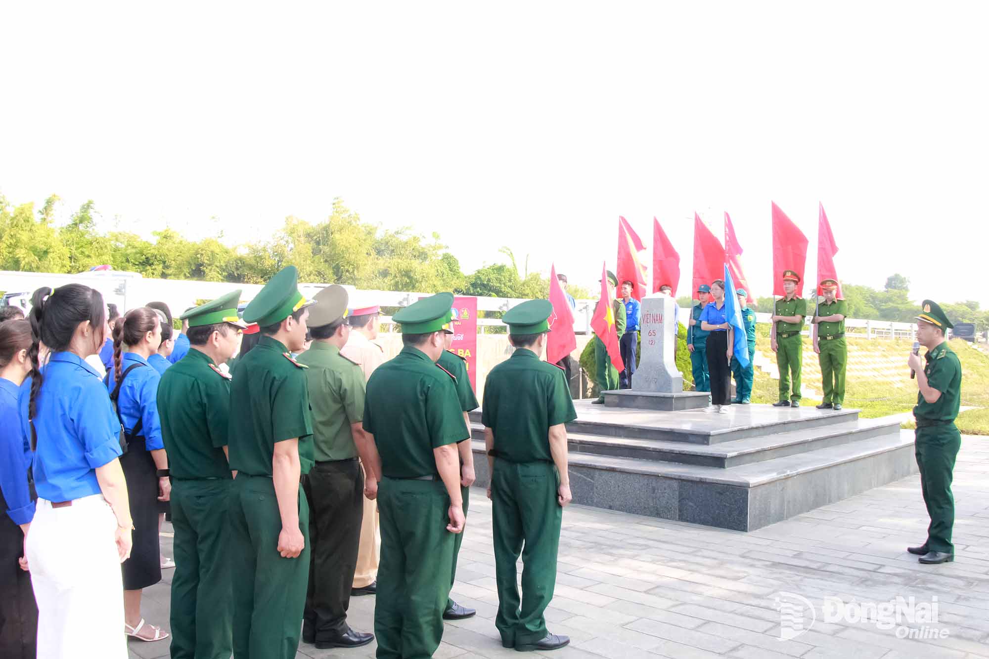 Cán bộ, chiến sĩ và đoàn viên thanh niên nghe giới thiệu về lịch sử đường biên, mốc biên giới tại cột mốc biên giới 65(2). Ảnh: Nga Sơn