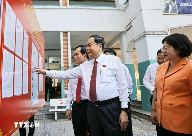 Chủ tịch Quốc hội Trần Thanh Mẫn kiểm tra công tác bầu cử tại Khu vực bỏ phiếu số 14 Trường THCS Đỗ Văn Dậy, xã Hóc Môn, Thành phố Hồ Chí Minh. (Ảnh: Doãn Tấn/TTXVN)
