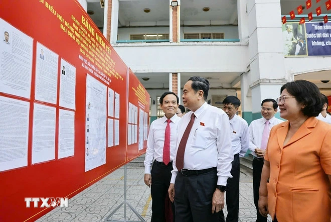 Chủ tịch Quốc hội Trần Thanh Mẫn kiểm tra công tác bầu cử tại Khu vực bỏ phiếu số 14 Trường THCS Đỗ Văn Dậy, xã Hóc Môn, Thành phố Hồ Chí Minh. (Ảnh: Doãn Tấn/TTXVN)
