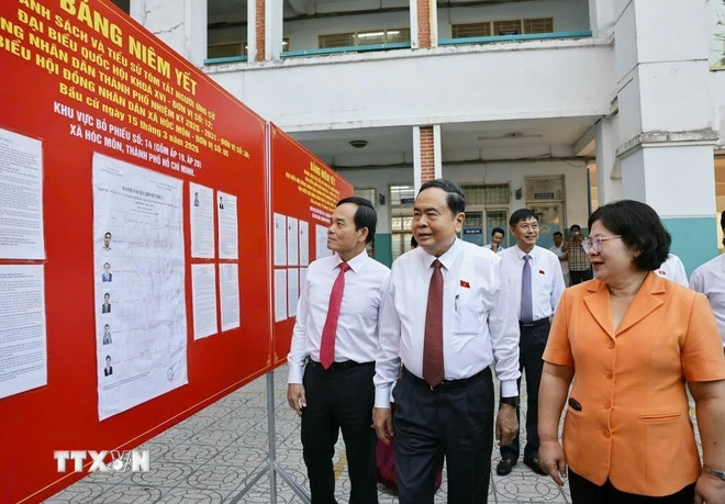 Chủ tịch Quốc hội Trần Thanh Mẫn kiểm tra công tác bầu cử tại Khu vực bỏ phiếu số 14 Trường THCS Đỗ Văn Dậy, xã Hóc Môn, Thành phố Hồ Chí Minh. (Ảnh: Doãn Tấn/TTXVN)
