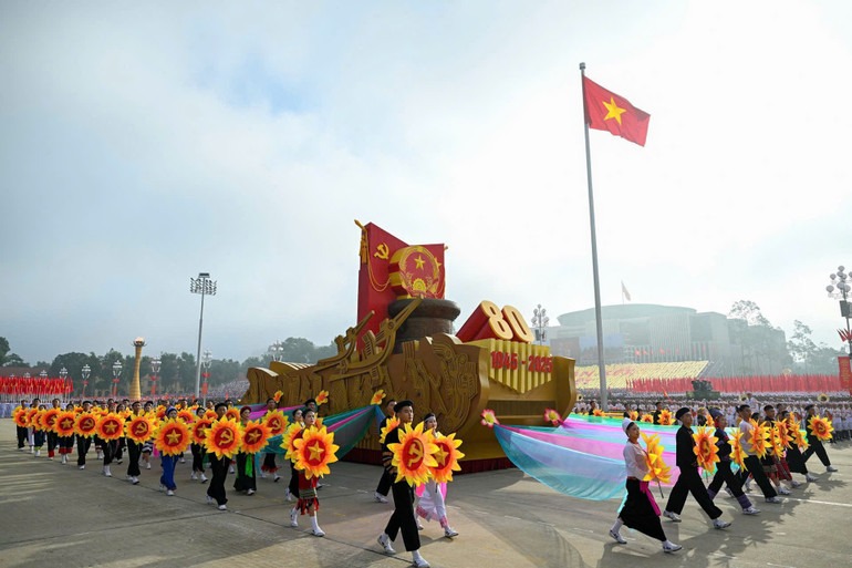 C&ocirc;ng t&aacute;c ch&iacute;nh trị, tư tưởng trong Đảng g&oacute;p phần khơi dậy tinh thần đo&agrave;n kết v&agrave; sức mạnh to&agrave;n d&acirc;n tộc, thực hiện thắng lợi mọi chủ trương, đường lối của Đảng. Ảnh: DUY LINH