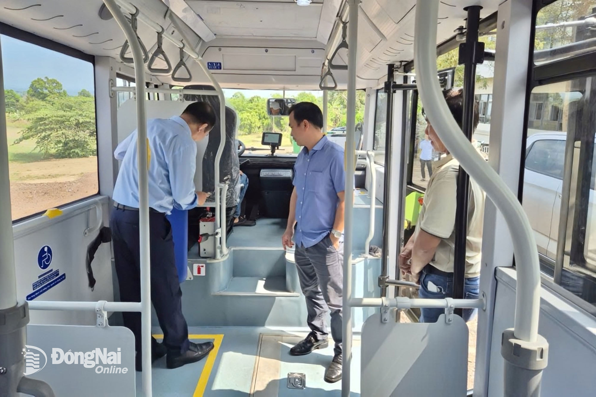 The Department of Construction inspects and reviews electric buses that will be put into operation on the non-subsidized public passenger transport bus route. Photo: Courtesy of Department of Construction