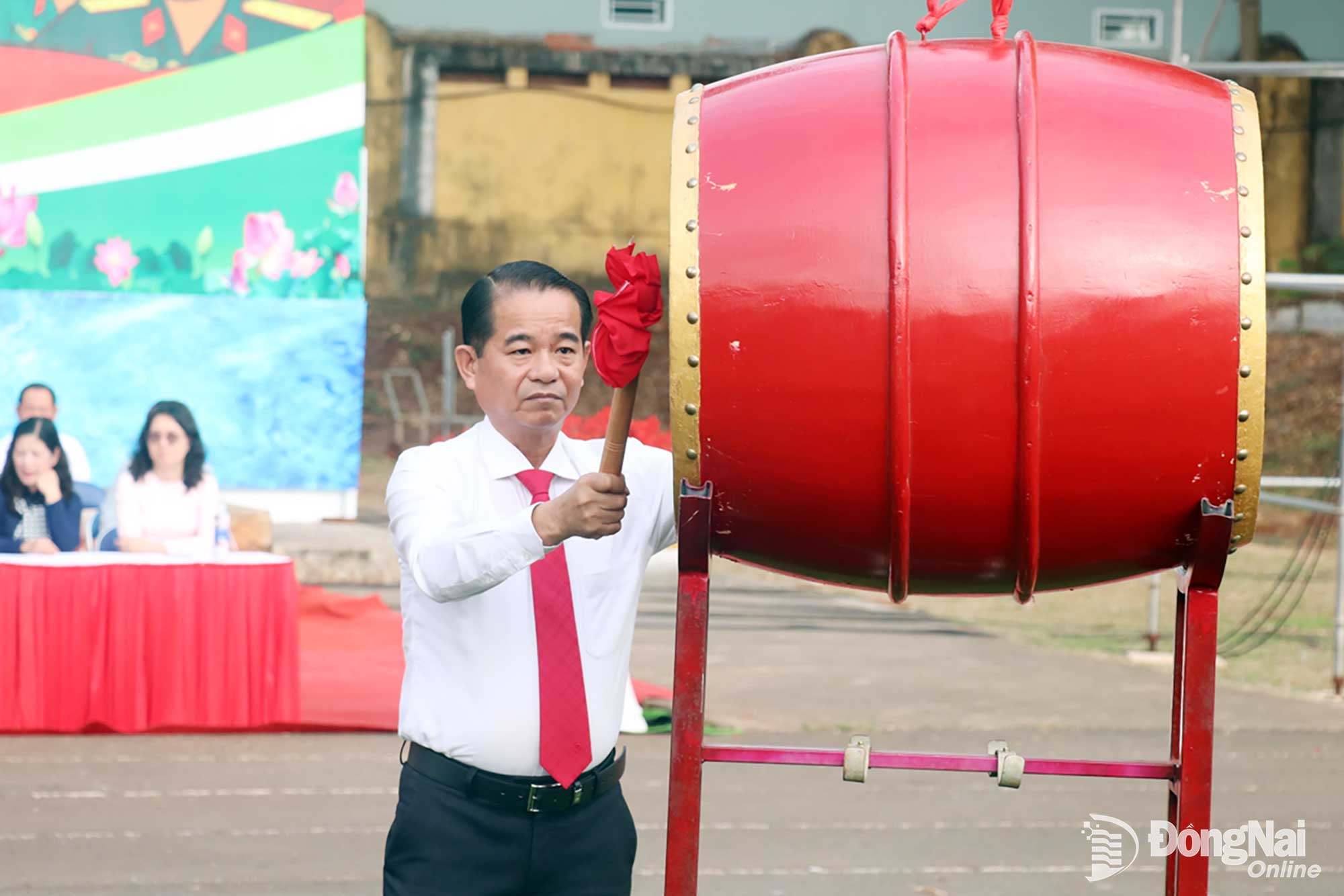 Đồng chí Thái Bảo, Phó Bí thư Tỉnh ủy, Trưởng ban Tổ chức Tỉnh ủy nổi trống mở hội giao quân. Ảnh: An Nhơn