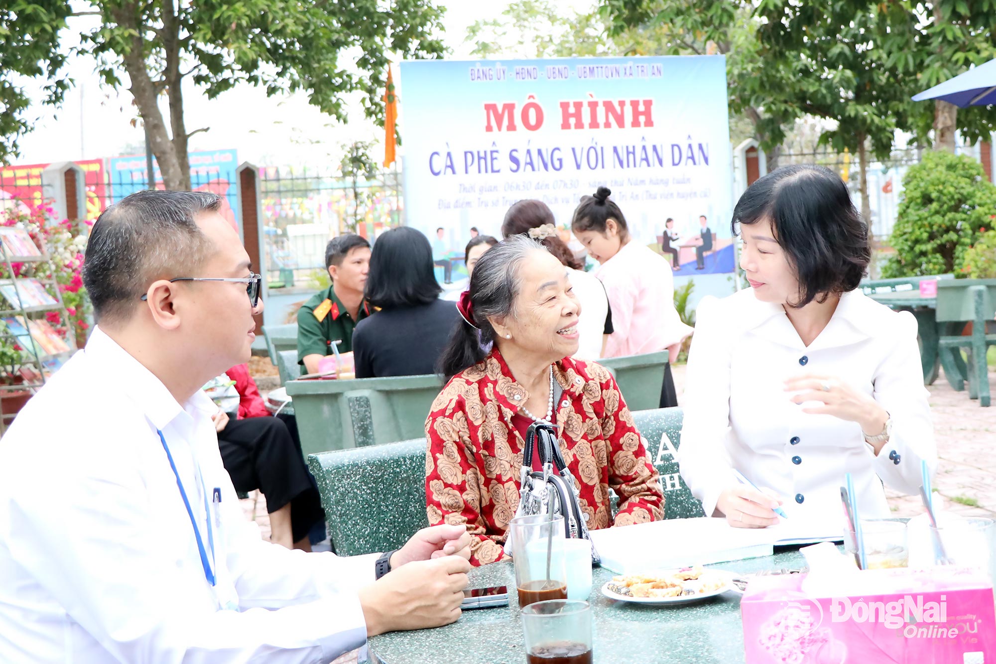 Chairwoman of Tri An Communal Peoples Committee Nguyen Thi Dung (far right) talks with locals during a Morning coffee with residents session. Photo: To Tam