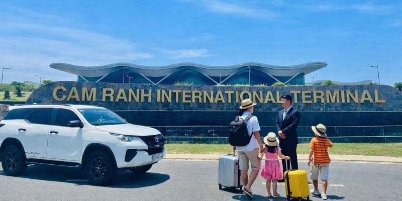 Tài xế đón khách ngay tại cửa ra sân bay Cam Ranh.