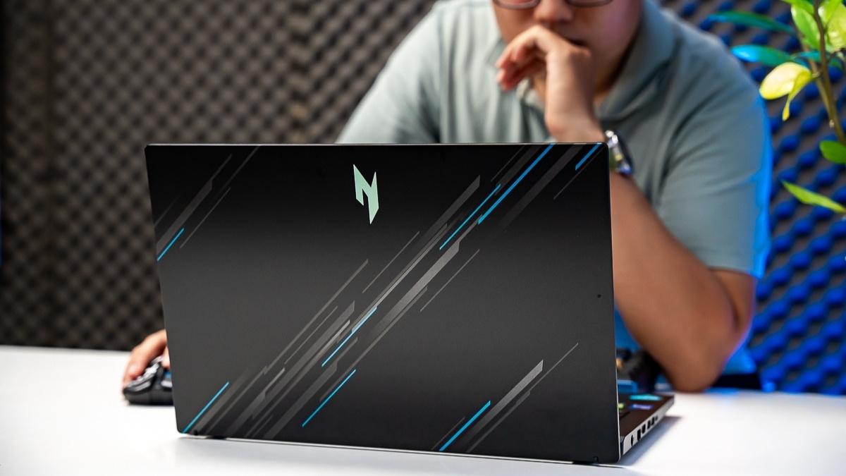 Hệ thống tản nhiệt quạt kép giúp máy hoạt động mát và ổn định.