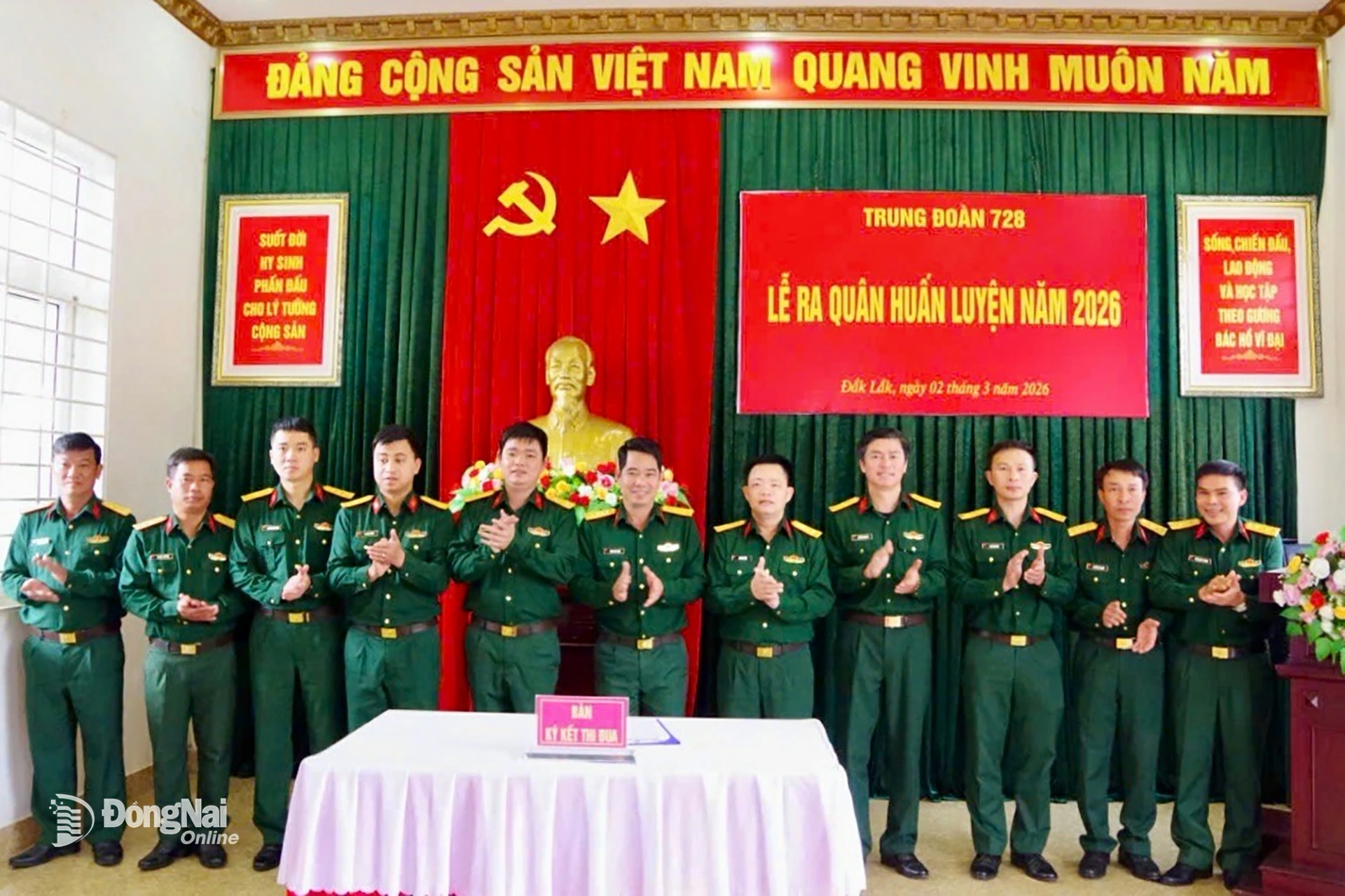 Đại tá Lại Văn Tuấn, Chủ nhiệm chính trị Binh đoàn 16 chứng kiến lễ phát động đợt thi đua cao điểm chào mừng bầu cử đại biểu Quốc hội khóa XVI và bầu cử đại biểu Hội đồng nhân dân các cấp nhiệm kỳ 2026-2031; chào mừng kỷ niệm 136 năm Ngày sinh Chủ tịch Hồ Chí Minh (19-5-1890 - 19-5-2026) tại Trung đoàn 728. Ảnh: Anh Đức