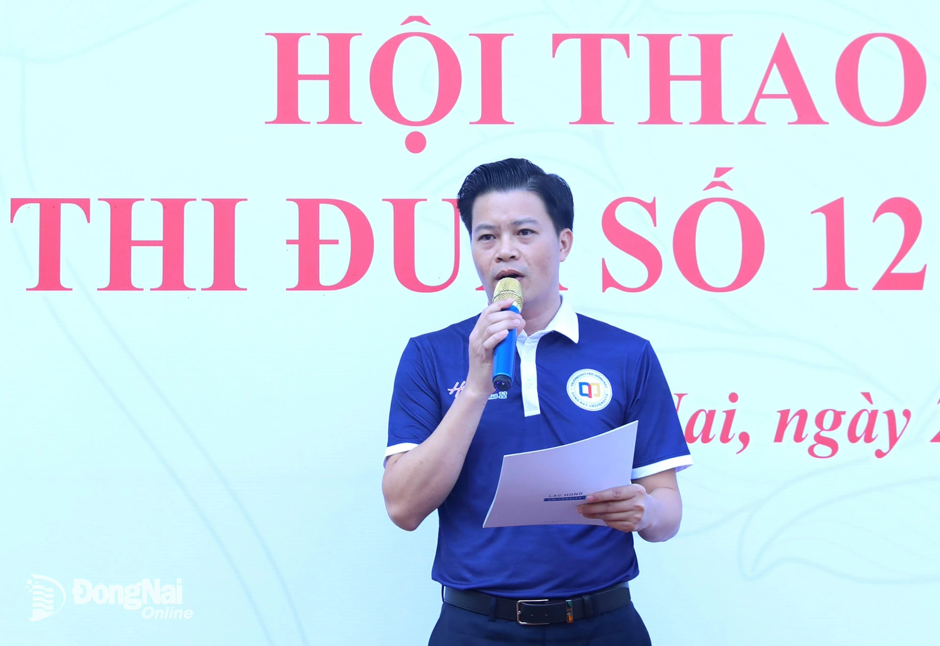 Phó Hiệu trưởng Trường đại học Đồng Nai Võ Sỹ Tiếp phát biểu khai mạc. Ảnh: Huy Anh