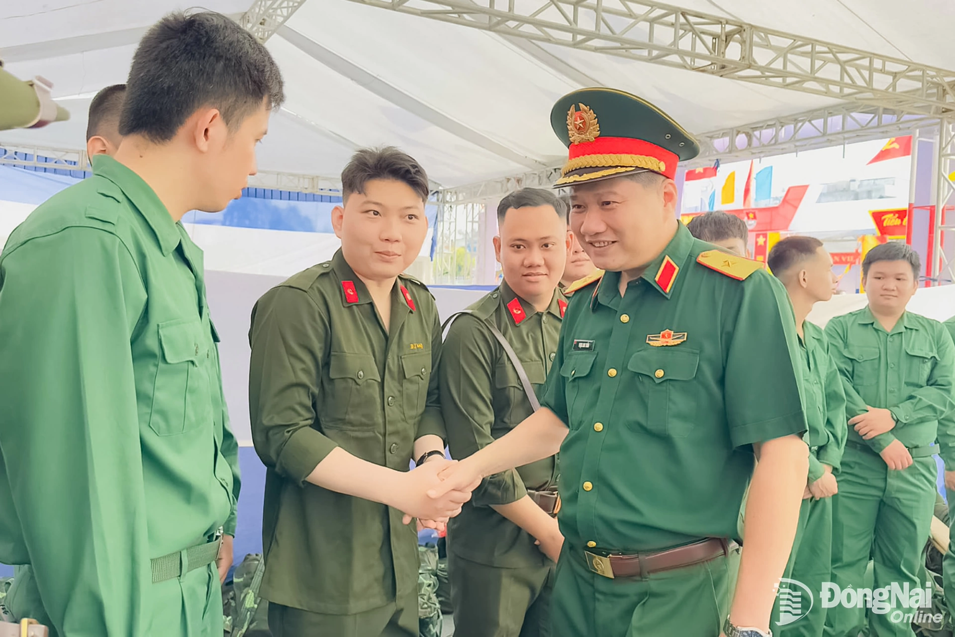 Thủ trưởng Quân khu 7 và tỉnh Đồng Nai động viên thanh niên phường Tam Hiệp tham gia hội trại tòng quân và chuẩn bị nhập ngũ. Ảnh: Văn Chung