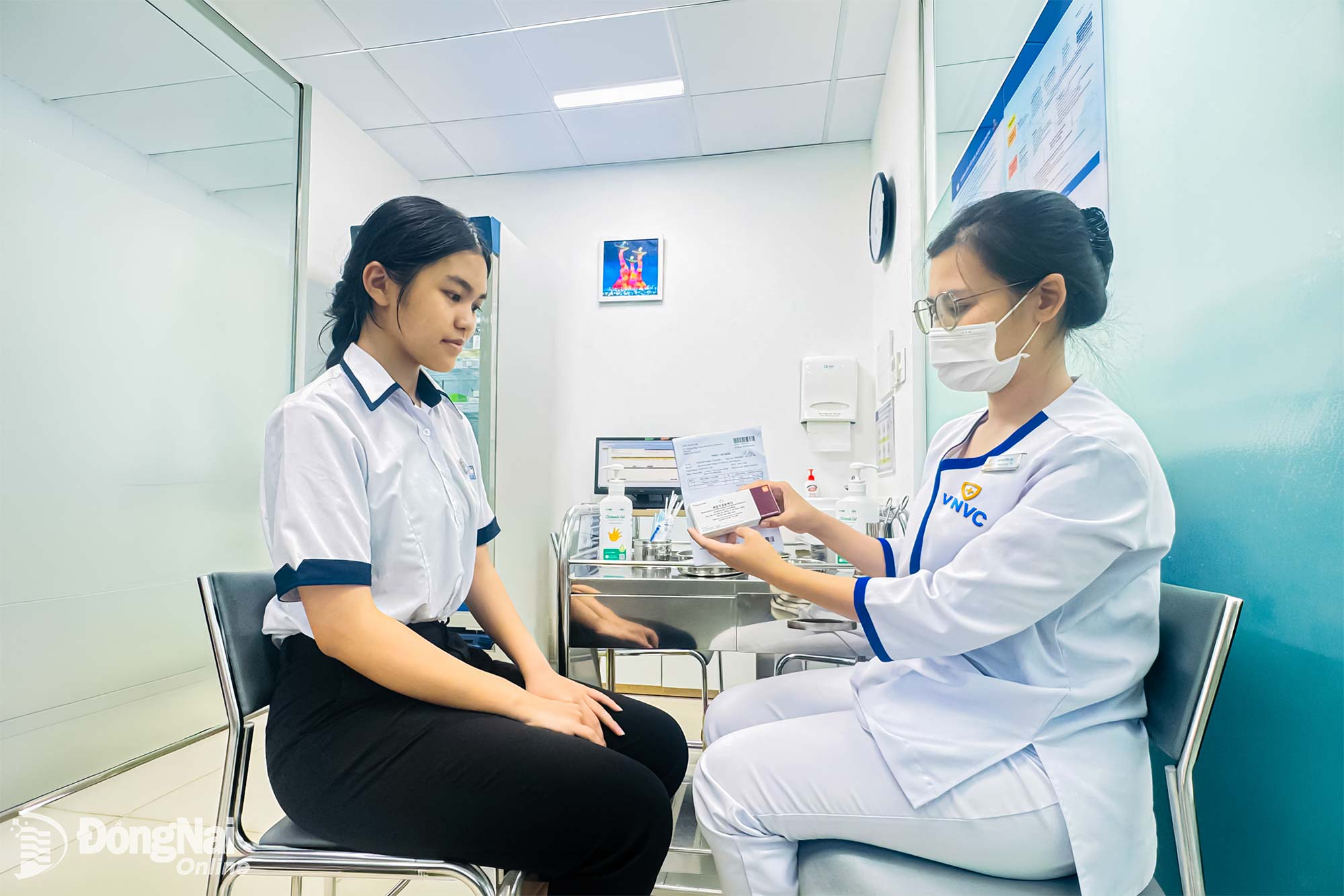 Con gái chị Y Rin tiêm vaccine viêm não mô cầu tại Trung tâm tiêm chủng VNVC Xuân Lộc. Ảnh: ĐVCC
