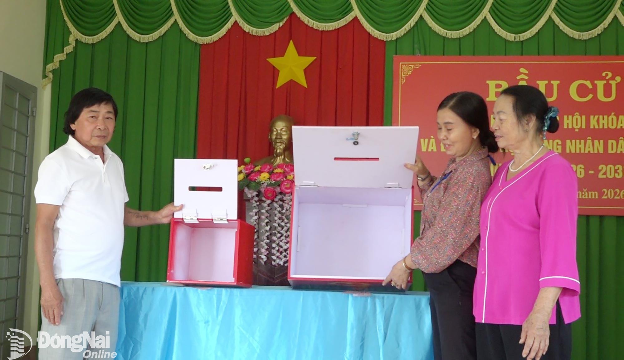 Kiểm tra hòm phiếu trước khi bỏ phiếu tại buổi diễn tập. Ảnh: Hoài Thi