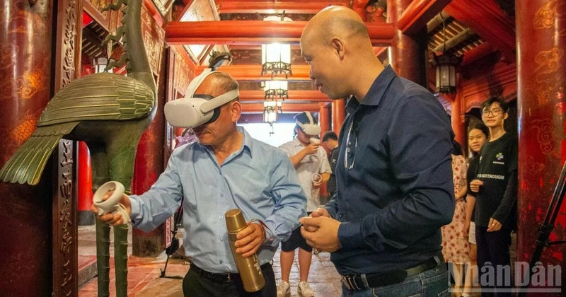 Tourists enjoy experiencing virtual reality systems at the Van Mieu–Quoc Tu Giam (Temple of Literature). (Photo: Ha Nam)