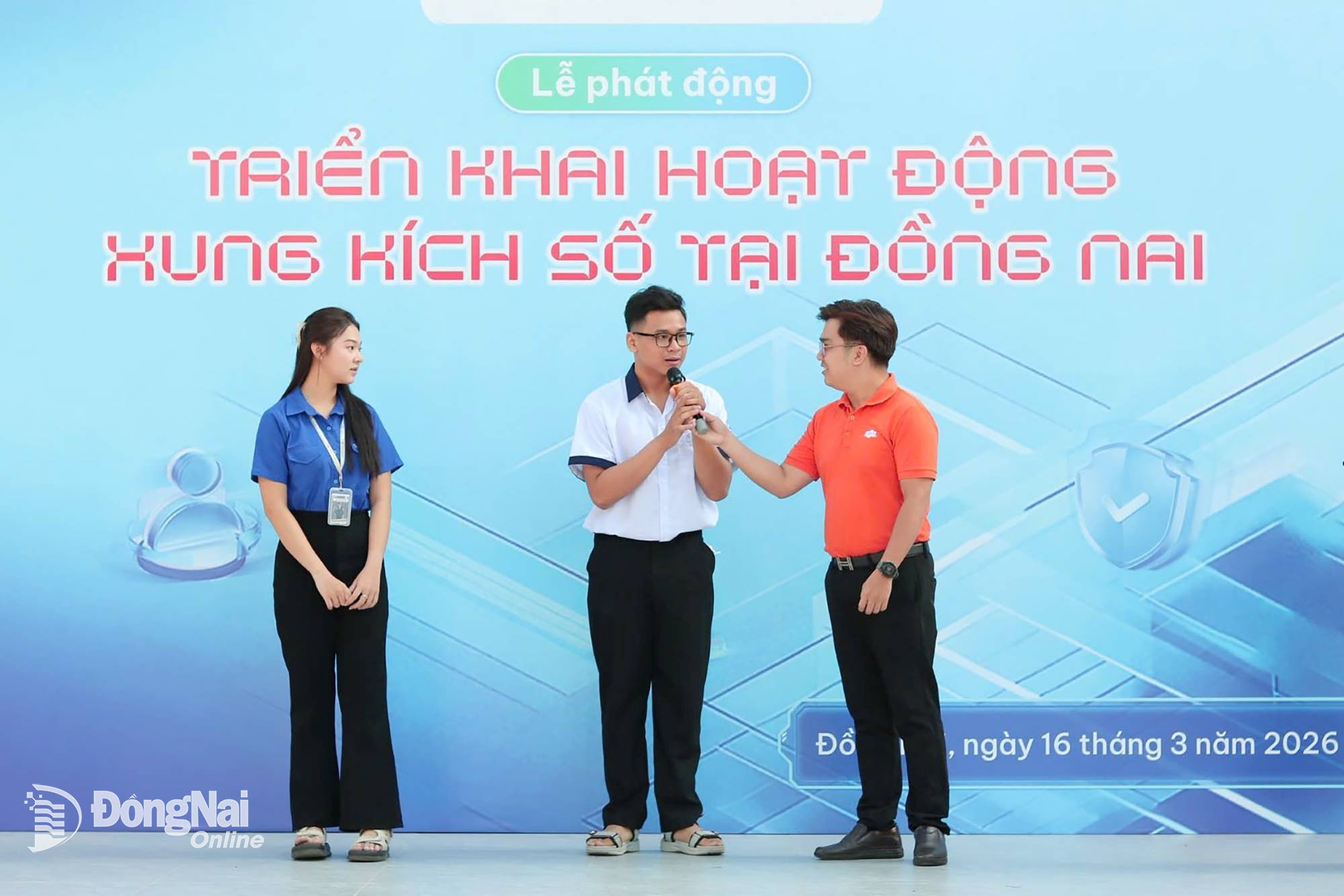 Báo cáo viên và đoàn viên, học sinh giao lưu, chia sẻ về nội dung tập huấn. Ảnh: ĐVCC