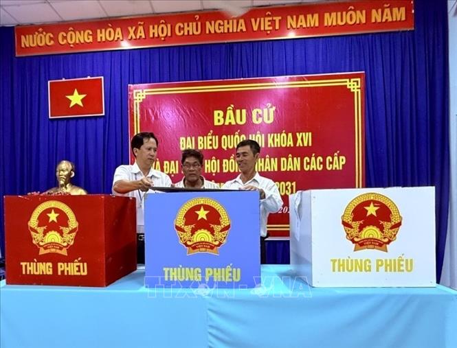 Các thành viên Tổ bầu cử số 8, phường Bàn Cờ, TP Hồ Chí Minh tiến hành kiểm phiếu. Ảnh: Thanh Vũ/TTXVN