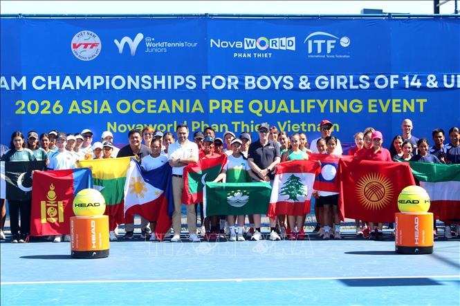 Ban tổ chức, đại biểu với các vận động viên tại giải. Ảnh: TTXVN