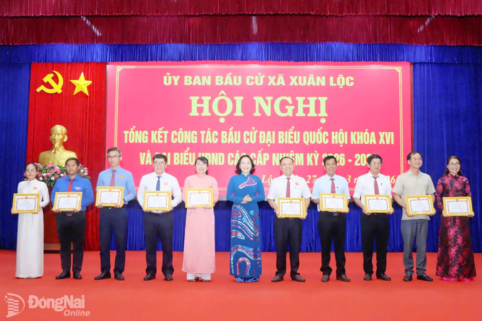 Bí thư Đảng ủy, Chủ tịch HĐND xã Xuân Lộc Nguyễn Thị Cát Tiên khen thưởng các cá nhân có thành tích xuất sắc trong công tác tổ chức bầu cử. Ảnh: Tuệ Lâm