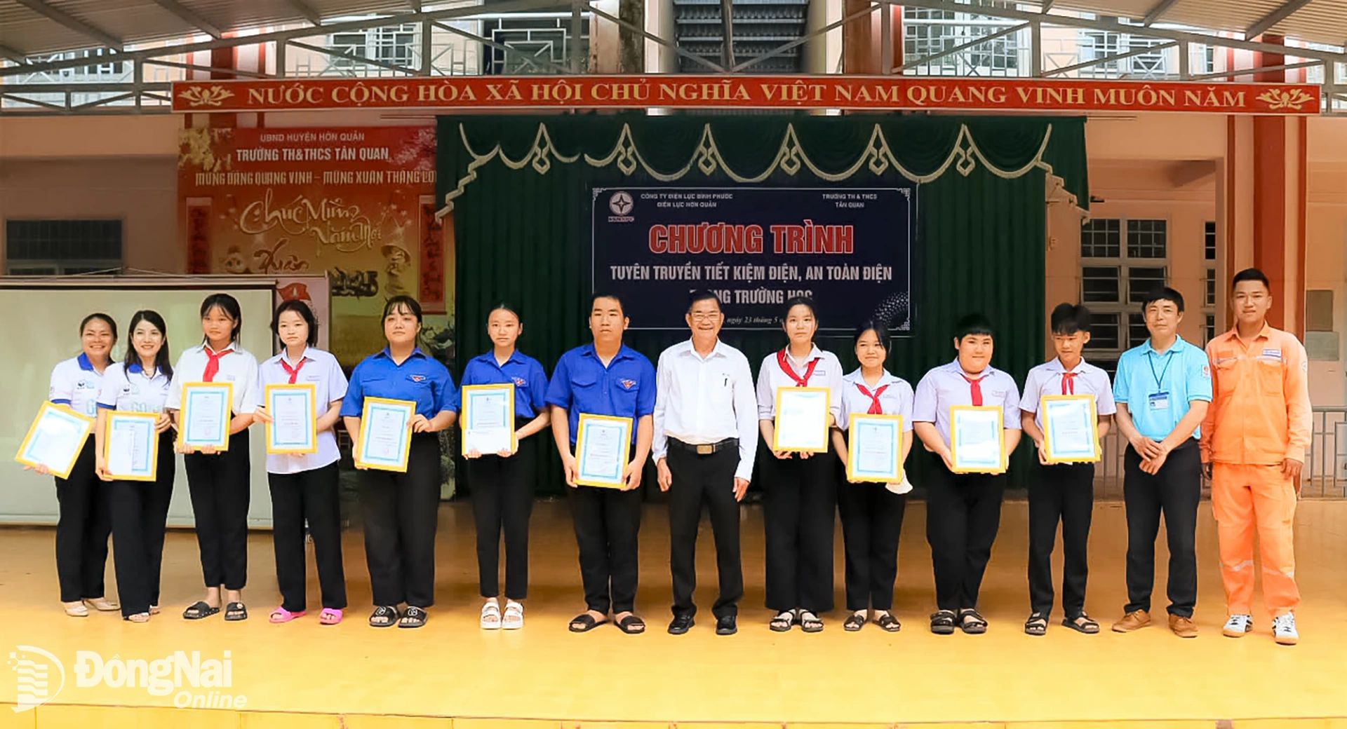 Awareness-raising activities promoting safe, economical electricity use in schools, carried out by Dong Nai Power Company. Photo: Collaborator

