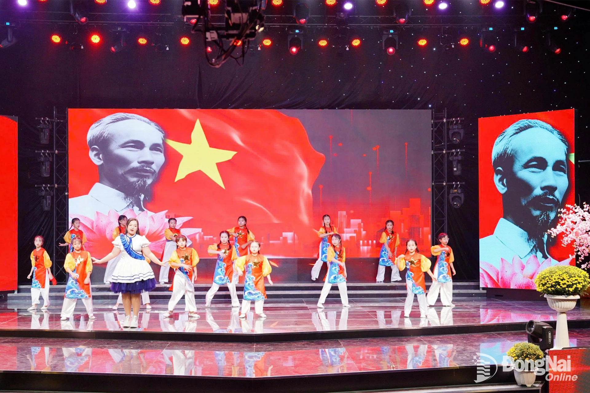 Cát Tường thể hiện ca khúc “Tuổi trẻ thế hệ Bác Hồ”, truyền tải lý tưởng sống và khát vọng cống hiến của tuổi trẻ. Ảnh: Phương Dung