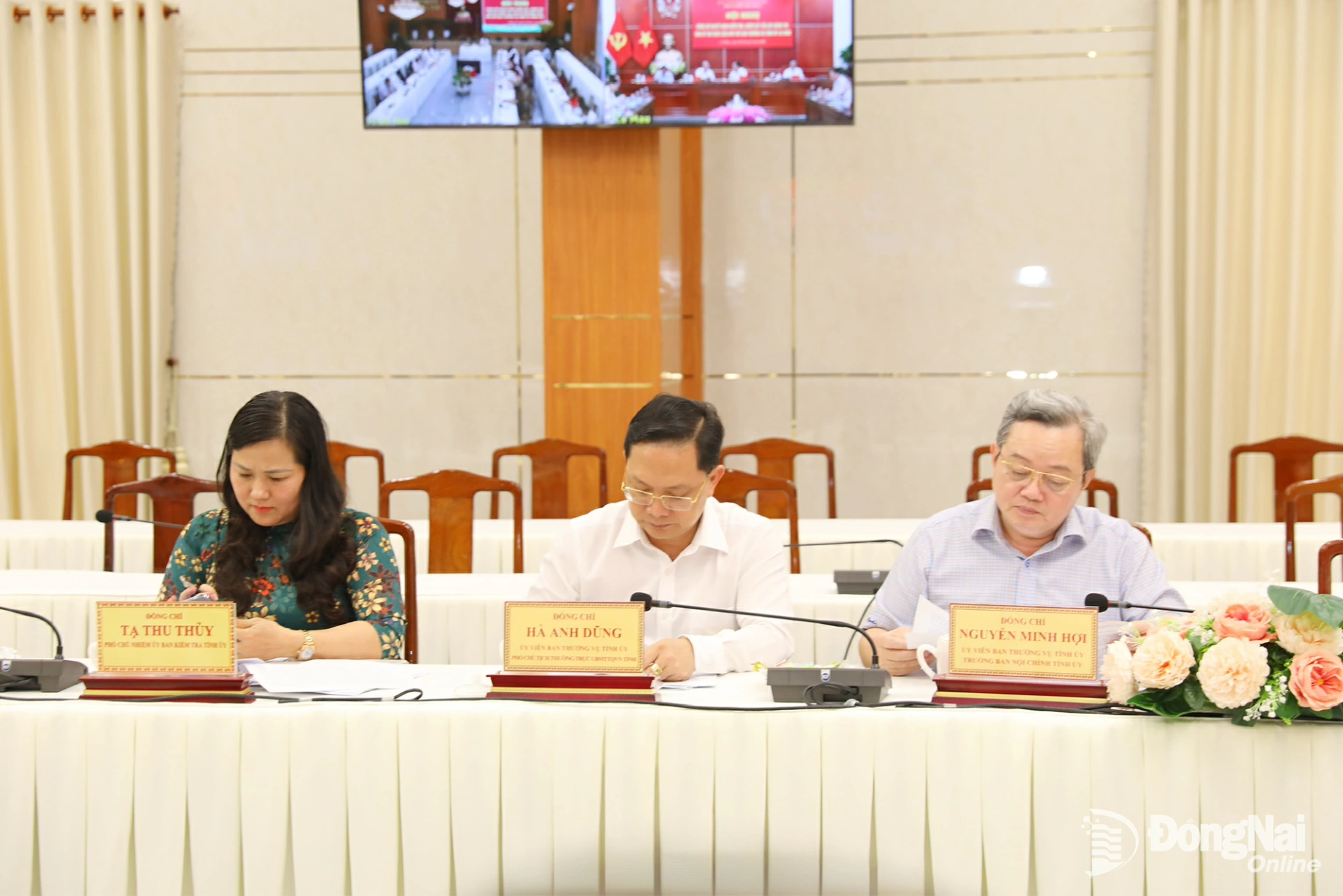 Các đồng chí Ủy viên Ban Thường vụ Tỉnh ủy và lãnh đạo một số đơn vị dự hội nghị tại điểm cầu Đồng Nai. Ảnh: Huy Anh