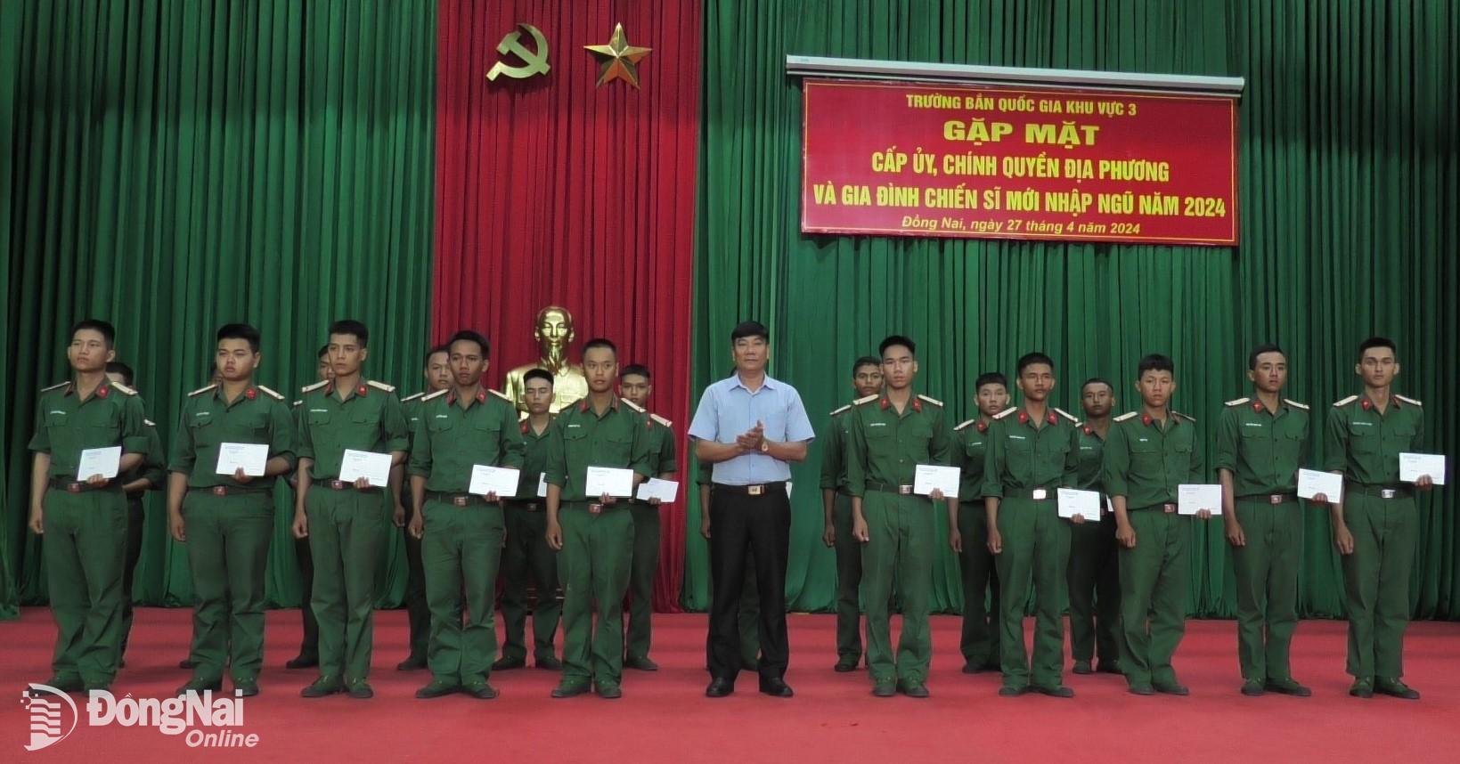 Đại diện chính quyền địa phương tặng quà chiến sĩ mới tại Trường bắn Quốc gia khu vực 3. Anh: Trần Phan