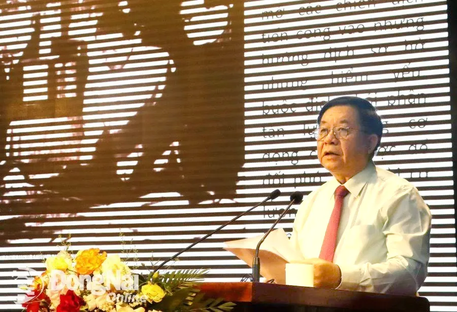 Thượng tướng Nguyễn Trọng Nghĩa, Bí thư Trung ương Đảng, Trưởng ban Tuyên giáo Trung ương báo cáo đề dẫn tại Hội thảo. Ảnh: Nguyệt Hà
