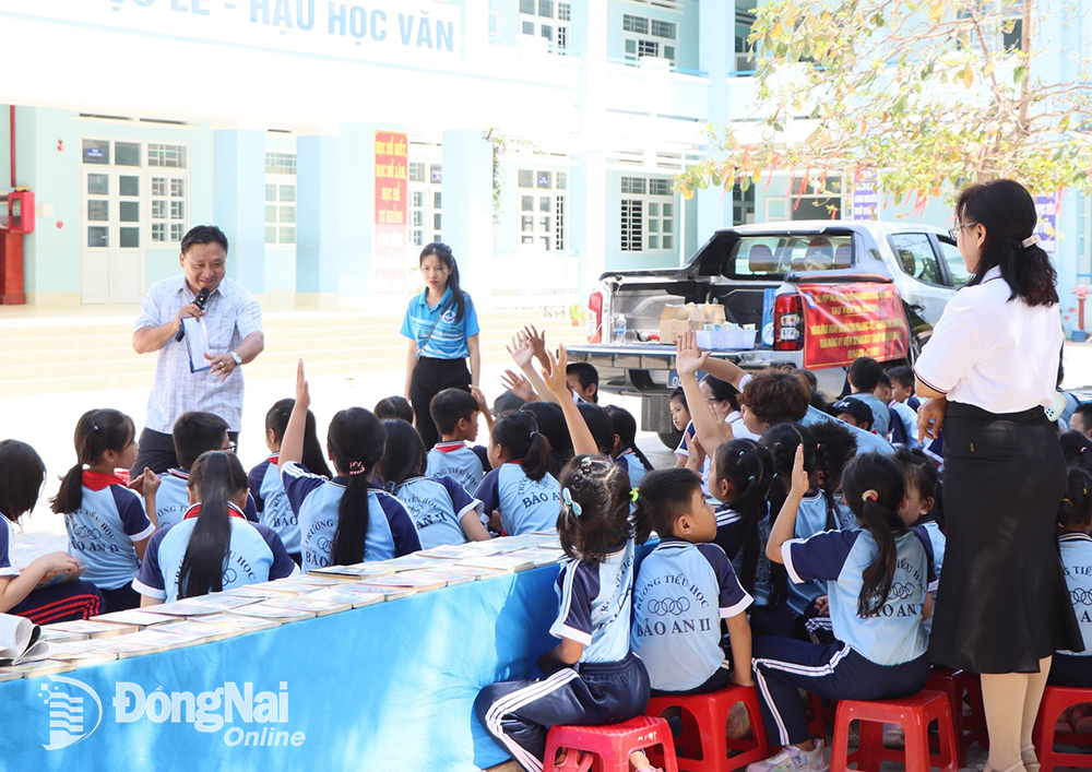 Thư viện Đồng Nai tổ chức phục vụ xe sách lưu động tại tỉnh Ninh Thuận. Ảnh: Đinh Nhài