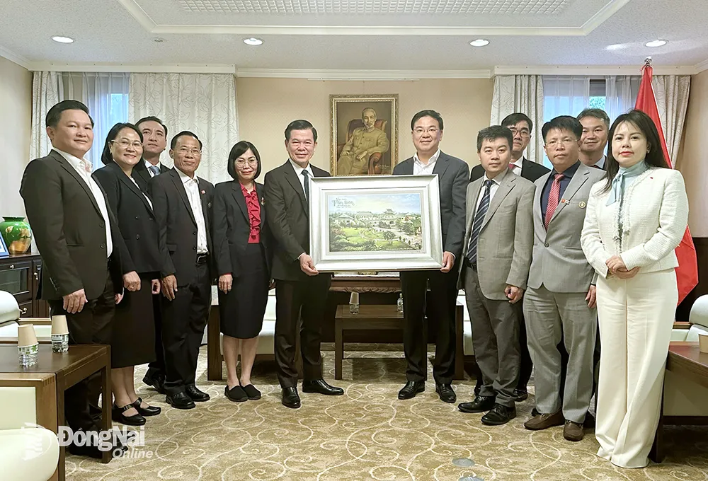 Đoàn công tác tỉnh Đồng Nai tặng quà cho Đại sứ quán Việt Nam tại Nhật Bản. Ảnh: Hà Thương