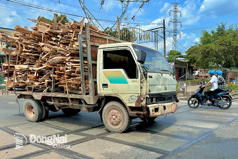 Xe tải không biển số chở hàng thiếu an toàn