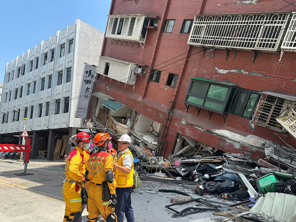 Một tòa nhà bị đổ nghiêng sau động đất tại Đài Loan (Trung Quốc) ngày 3-4. Ảnh: TTXVN